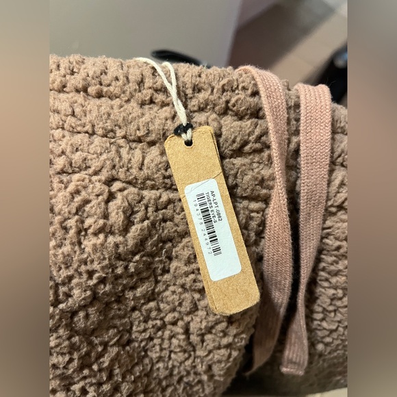 SKIMS Sherpa Teddy Cozy Zip Up Crop Jacket and Wide Leg Tigers Eye Joggers - Picture 11 of 11